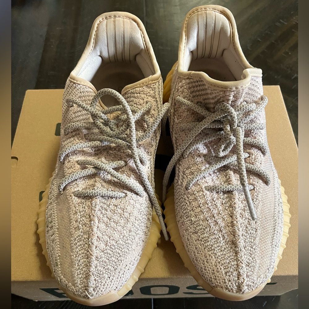 Yeezy Boost 350 V2 - Picture 4 of 8
